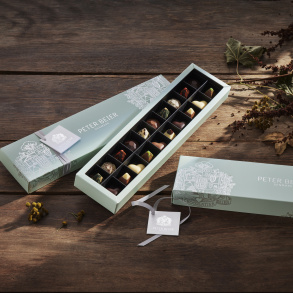 Signature box with 20 pieces