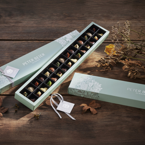 Signature box with 30 pieces